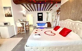 Logement moderne avec jacuzzi
